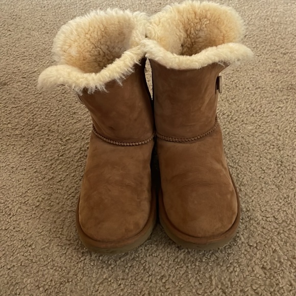 UGG Bailey Button. Size 5 (big kid) = women’s 6.5 - Picture 3 of 7